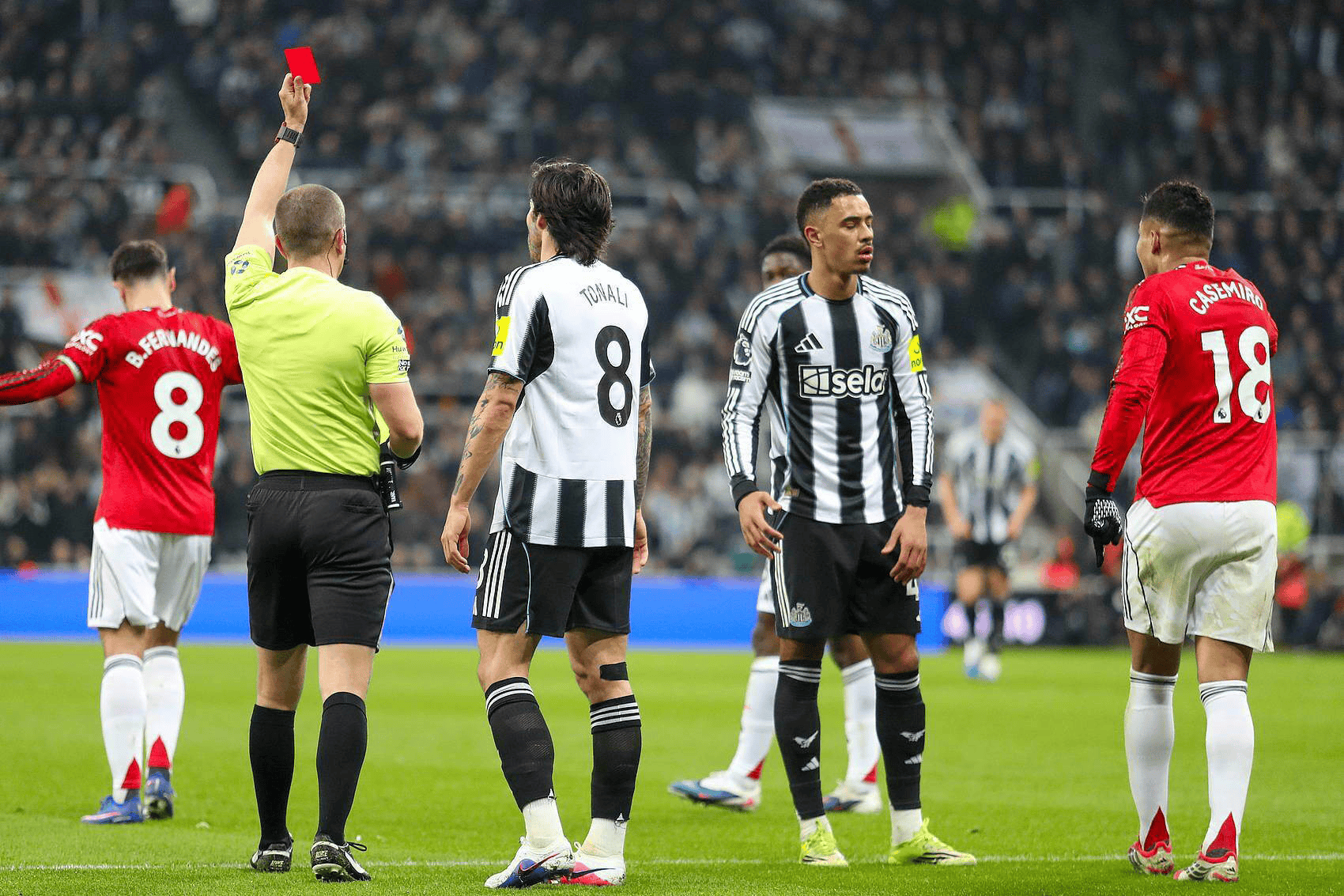 离谱！集结日纽卡斯尔备战足总杯清晨西汉姆调整名单，赛前防线松动引欢呼的简单介绍